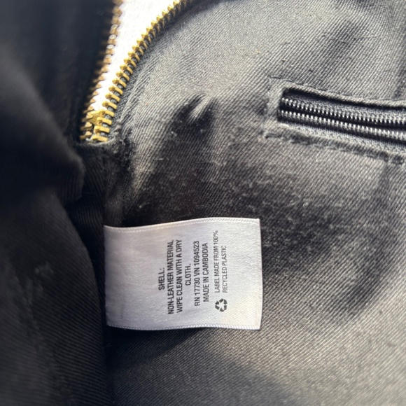 Universal Thread Black Pebbled Crossbody Purse - Picture 6 of 8